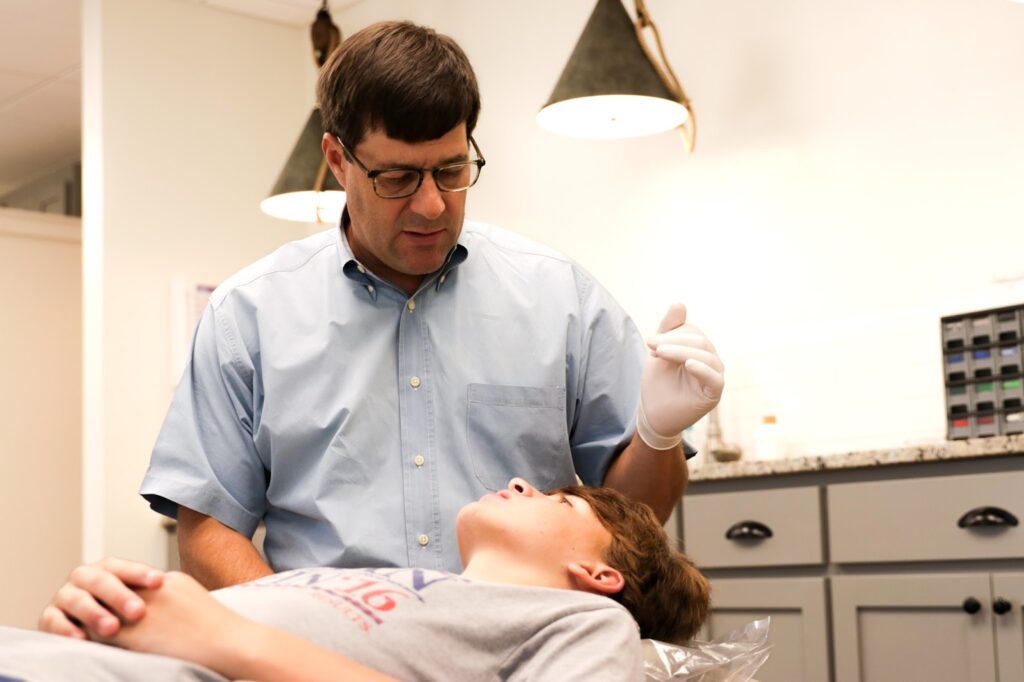 Dr. Petrunic goes over Extraction vs. Non-Extraction Therapy and answers questions like "Which is right for you?"